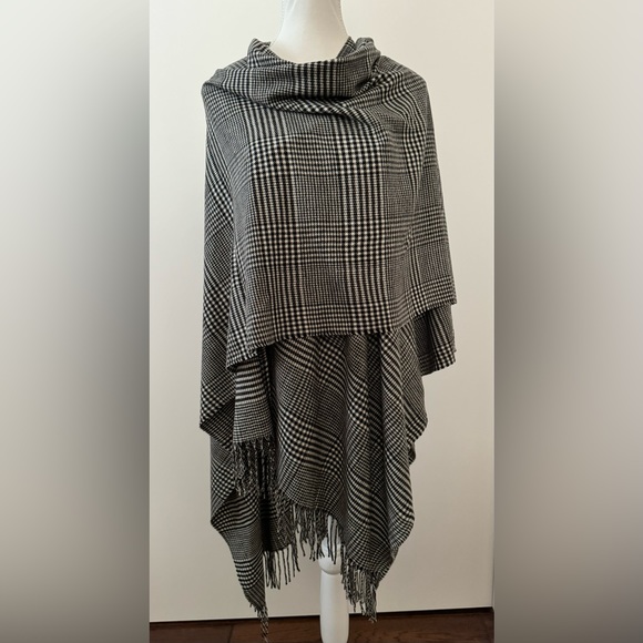 Cejon Sweaters - NWOT Cejon Black White Houndstooth Open Front Fringe Poncho Cape OS